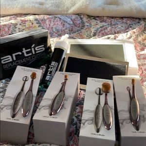 Artis brushes and brush cleaning pad